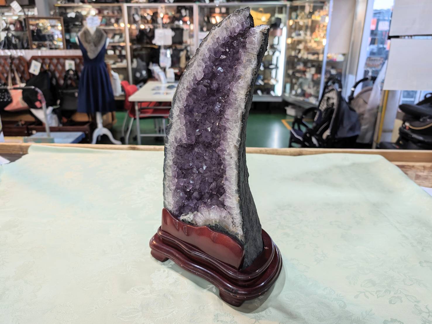 置物 アメジストドーム 紫水晶 パワーストーンを店頭にて販売中